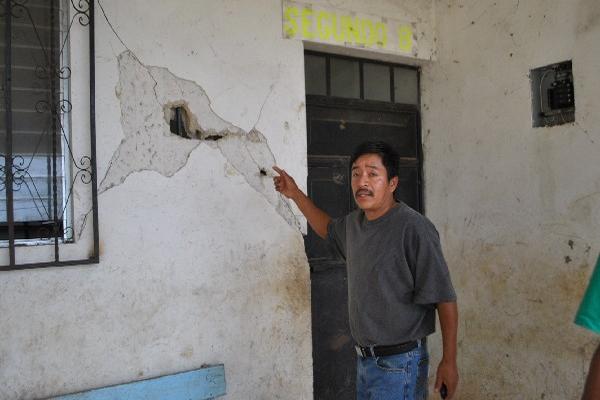 escuela de la  aldea Las Barrancas, Xela,  tiene daños irreparables, y no se sabe si construirán otra.