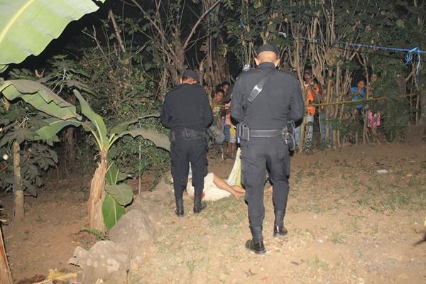 Un hombre fue asesinado en el interior de su vivienda, en la zona 3 de Escuintla. (Foto Prensa Libre: Enrique Paredes)<br _mce_bogus="1"/>
