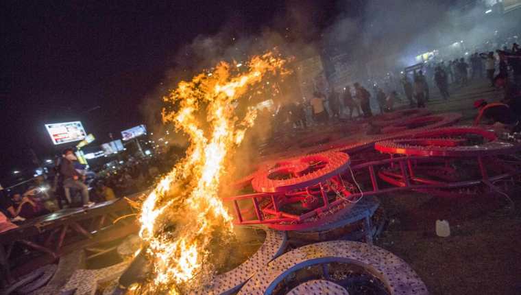 Muertos, heridos, destrucción, barricadas y saqueos dejaba este sábado la jornada de protestas en Nicaragua, (Foto Prensa Libre: EFE)