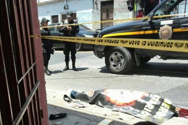 Una mujer no identificada fue víctima de un ataque armado en un sector de la zona 1. (Foto Prensa Libre: Erick Ávila)<br _mce_bogus="1"/>