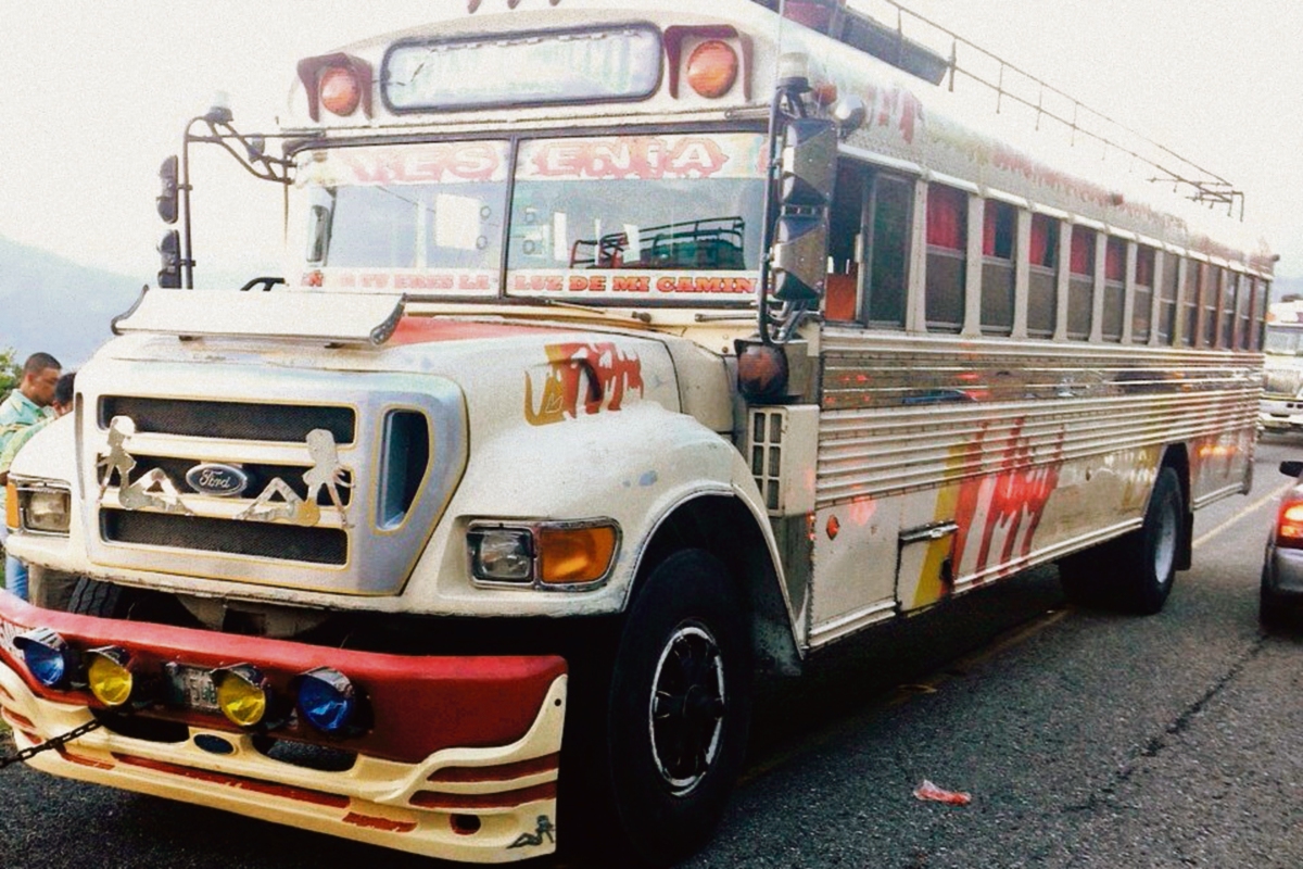 Autobús donde sucedió el ataque armado en el km 164 de la ruta hacia Rabinal. (Foto Prensa Libre: Carlos Grave)