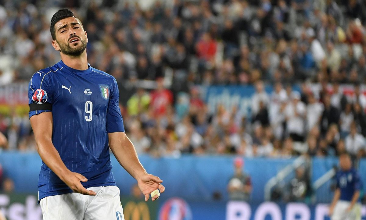 Graziano Pellé se lamenta luego de haber fallado el penalti contra Alemania. (Foto Prensa Libre: EFE)