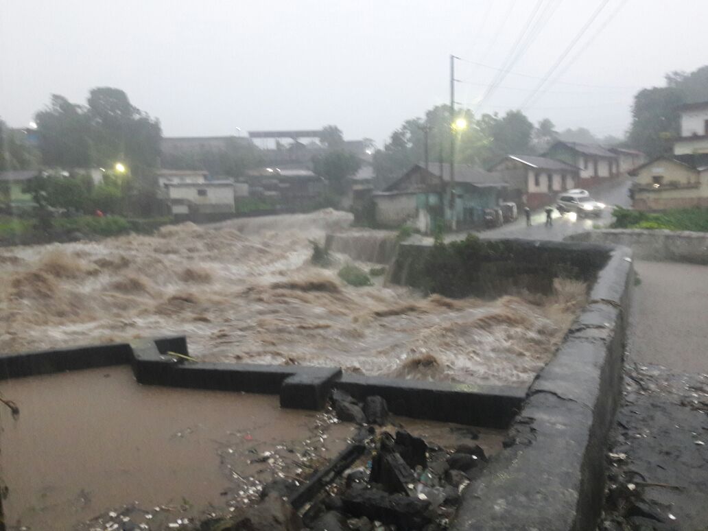 Crecida del río Sis en Mazatenango amenaza con destruir puente. (Foto Prensa Libre: Cristian Soto).