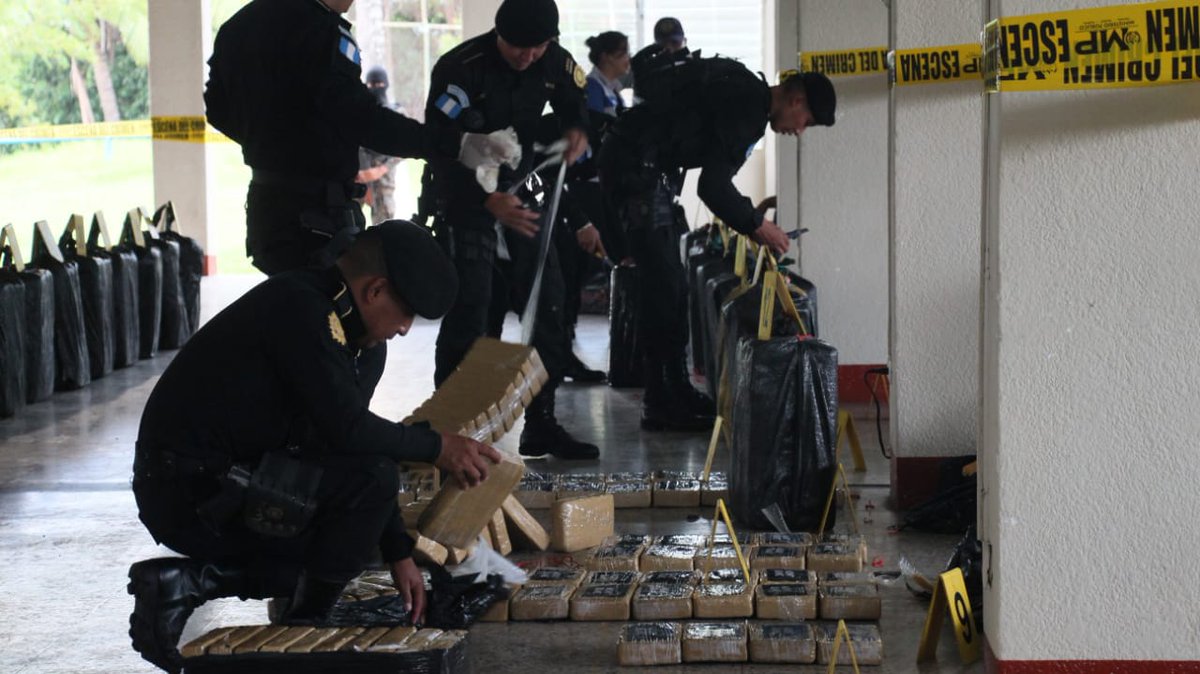 Autoridades antinarcóticas contabilizan la droga decomisada. (Foto Prensa Libre: PNC).