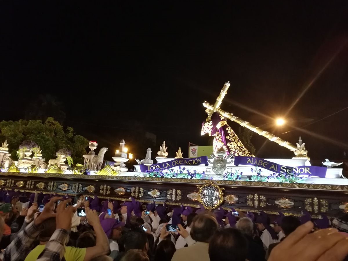 Jesús Nazareno a su paso por la Plaza de la Constitución.(Prensa Libre: José Patzán)