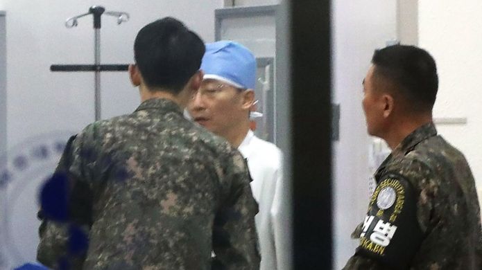 Los medios retrataron el lunes a un médico conversando con miembros del ejército surcoreano que llevaban identificación de la Zona de Seguridad Conjunta en un hospital de Suwon, en el sur de Seúl. AFP