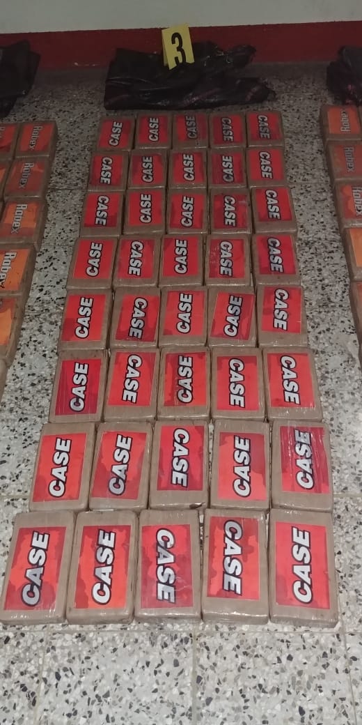 Parte de la cocaína, proveniente de Ecuador, incautada en aguas del Pacífico. (Foto Prensa Libre: Cortesía)