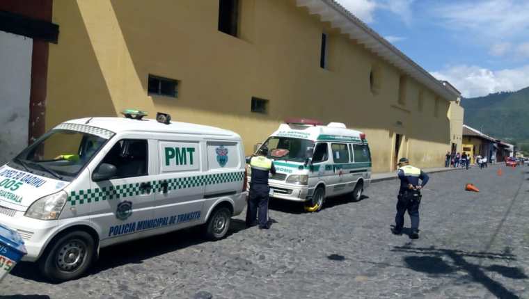 Agentes de la PMT de Antigua Guatemala colocan un cepo a una unidad de los Bomberos Municipales Departamentales. (Foto Prensa Libre: Cortesía)