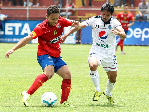 Henry López de Municipal y Julián Priego de Universidad, en el partido de la primera vuelta, que terminó con victoria de los rojos por 3-2.(Foto Prensa Libre: Edwin Fajardo)