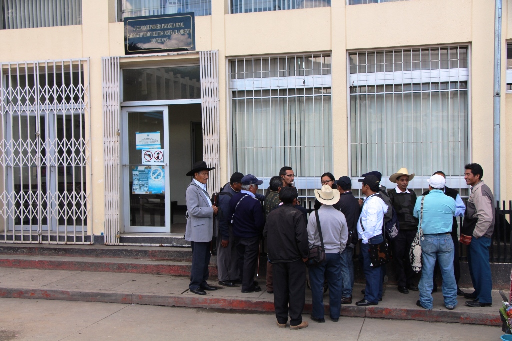 Autoridades ancestrales de Momostenango frente al juzgado donde se llevó a cabo la audiencia contra el exjefe edil Santiago Pelicó. (Foto Prensa Libre: Édgar Domínguez).