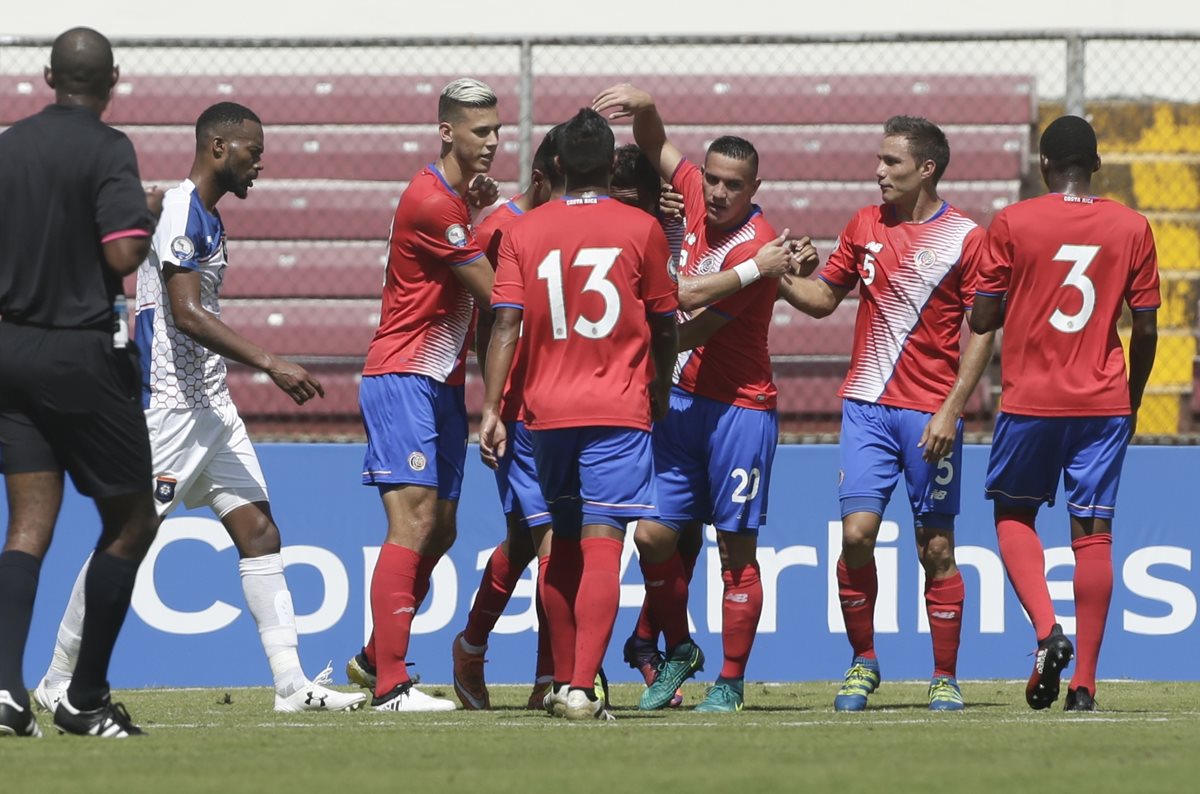 Los jugadores de la selección de Costa Rica celebran después de abrir el marcador en el juego contra Belice. (Foto Prensa Libre: AP)
