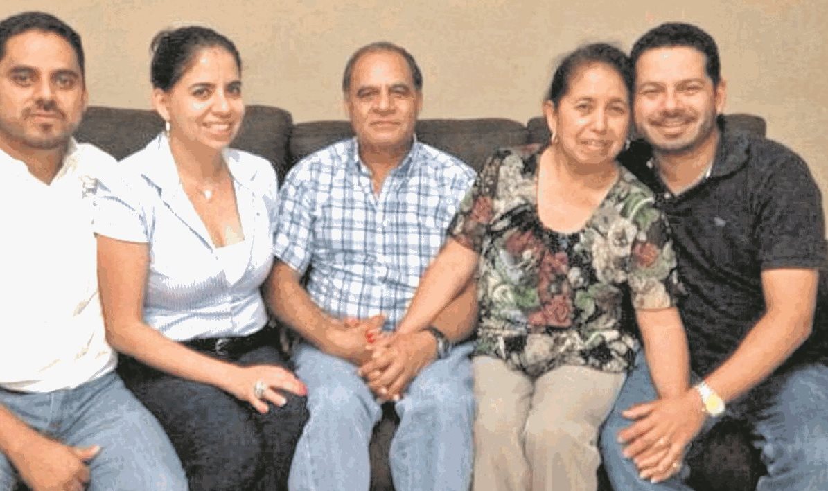 La maestra Nyvia Aracelly Pérez, a la derecha, junto a su esposo e hijos.(Foto Prensa Libre: Álbum familia Pérez)