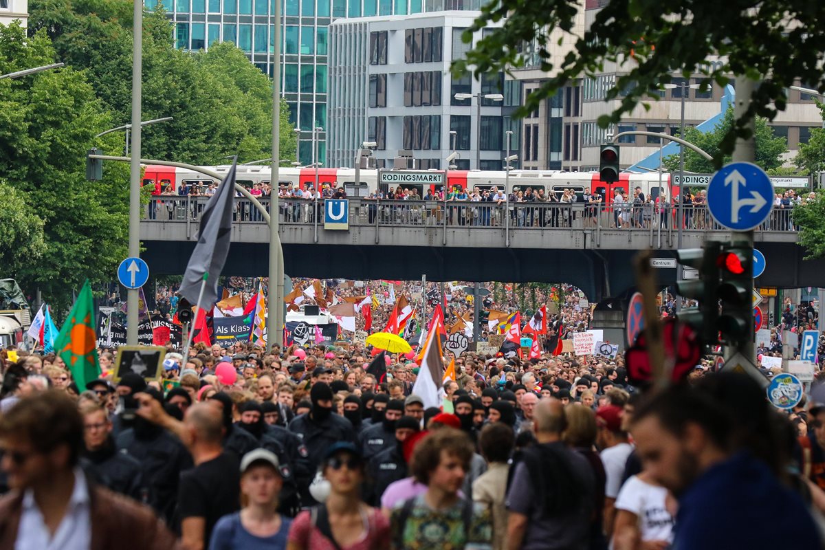 Miles de manifestantes contra el G20 toman las calles de Hamburgo. (Foto Prensa Libre: EFE)