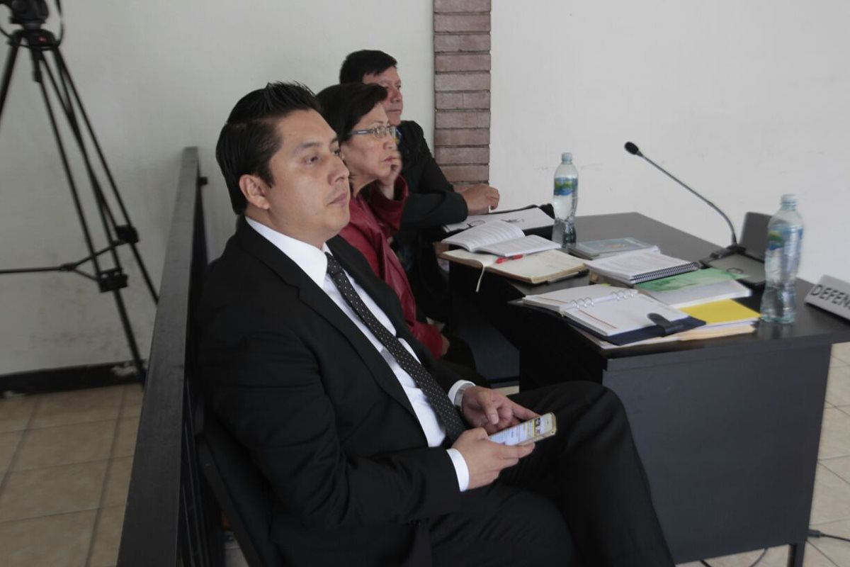 Mario Cano, abogado de Roxana Baldetti asiste a la audiencia por el caso Amatitlán en representación de la exfuncionaria. (Foto Prensa Libre: Erick Ávila)