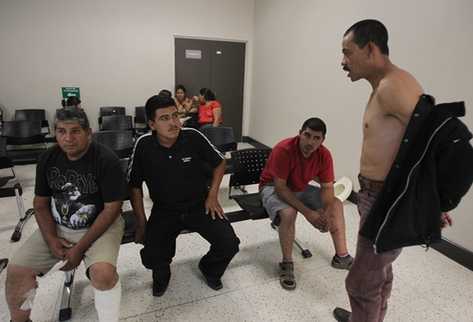 Los pobladores expusieron las lesiones sufridas durante una comparecencia en el MP. (Foto Prensa Libre: Esbin García)