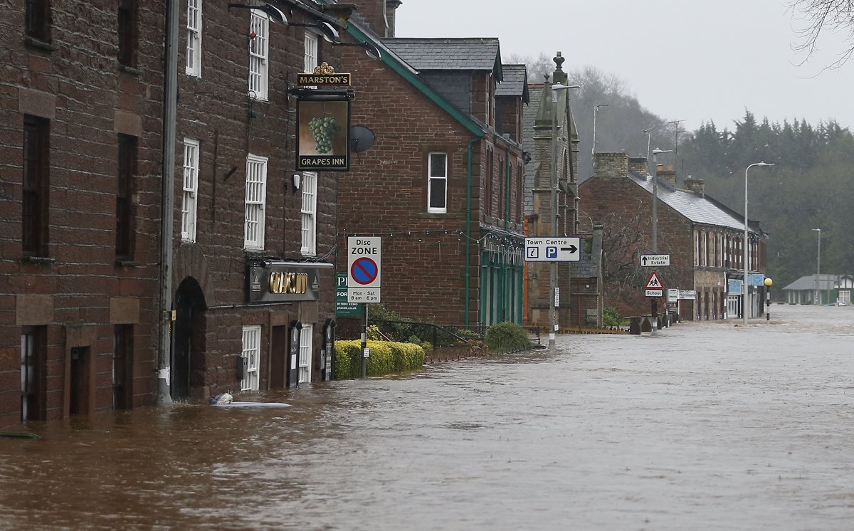 Autoridades han advertido de graves inundaciones en Reino Unido a consecuencia de las precipitaciones. (Foto Prensa Libre: Agencia AP)