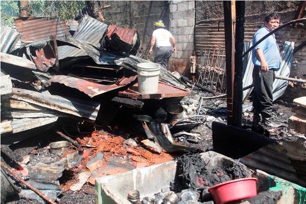 Dos viviendas fueron afectadas por un incendio. (Foto Prensa Libre: Melvin Sandoval)