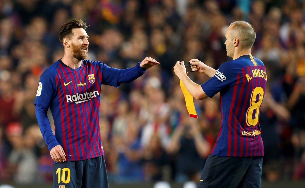 El momento en el que Messi recibe el brazalete de capitán por parte de Iniesta durante el partido contra la Real Sociedad. (Foto Prensa Libre: EFE)