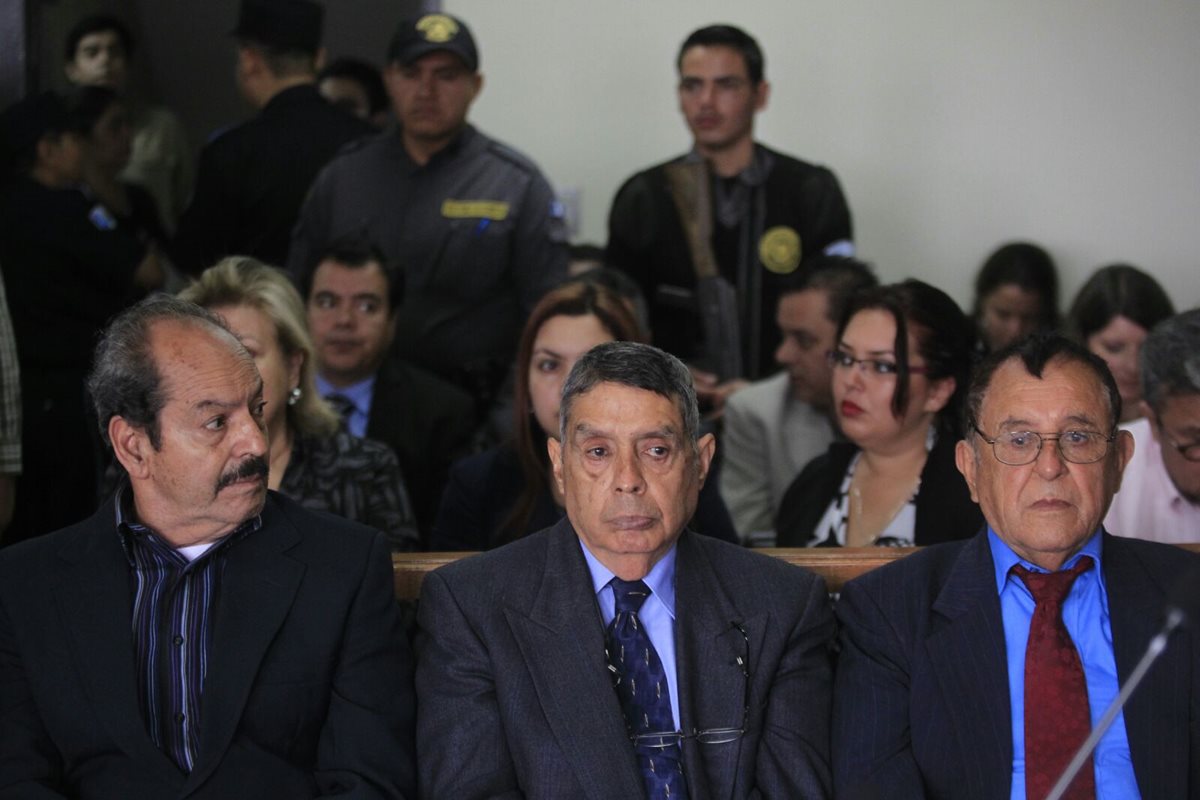 Los militares Hugo Zaldaña, Manuel Callejas y Francisco Gordillo señalados por la desaparición del menor. (Foto Prensa Libre: E. Paredes)