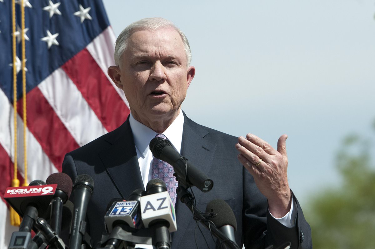 Session da discurso en Nogales. (Foto Prensa Libre: EFE)