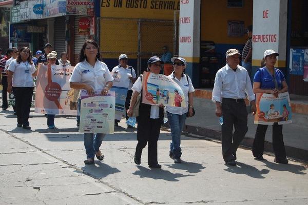 Trabajadores de Salud caminan por una de las calles de Coatepeque para promover la lucha contra la tuberculosis. (Foto Prensa Libre: Alexander Coyoy) <br _mce_bogus="1"/>