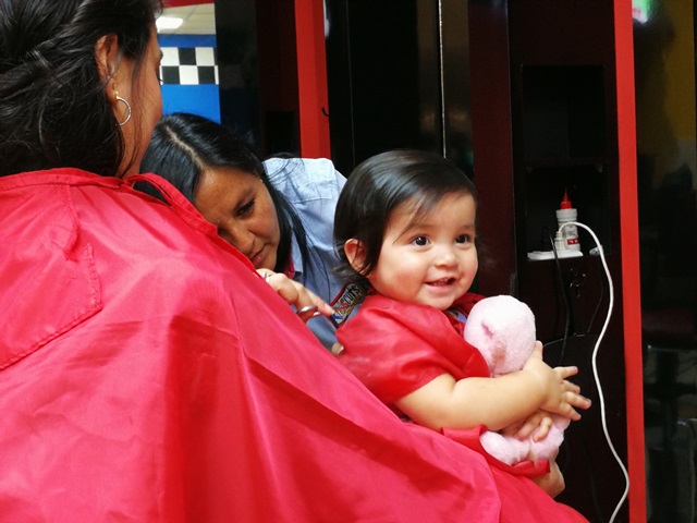 Al momento de realizar el primer corte de cabello al bebé, se recomienda a los padres llevar el juguete favorito para entretenerlo.(Foto Prensa Libre: Sandra Vi)