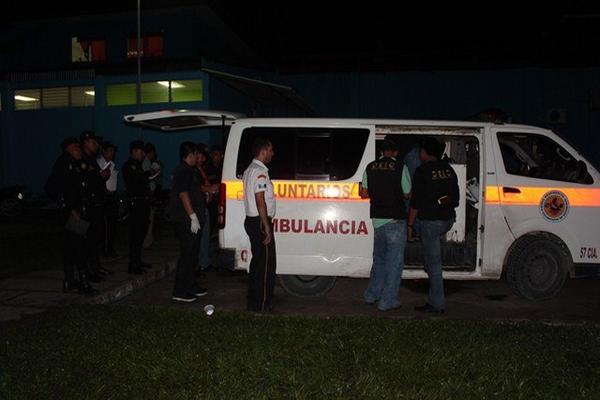 Ambulancia en la que murió Marvin Rodolfo Pinto, luego de que fuera atacado con machete, en Santa Elena, Flores. (Foto Prensa Libre: Rigoberto Escobar)