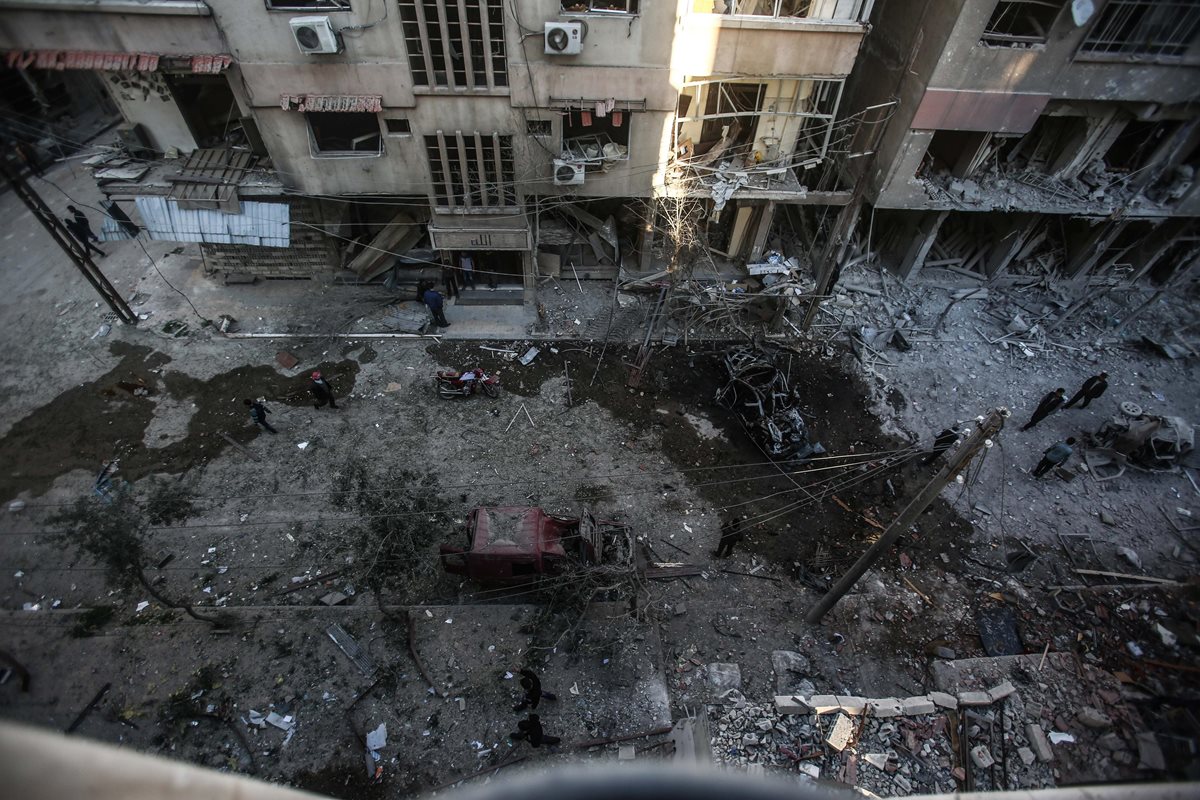Personas inspeccionan edificios dañados en Douma, Siria, luego de un ataque ocurrido el 7 de abril de 2017. EFE