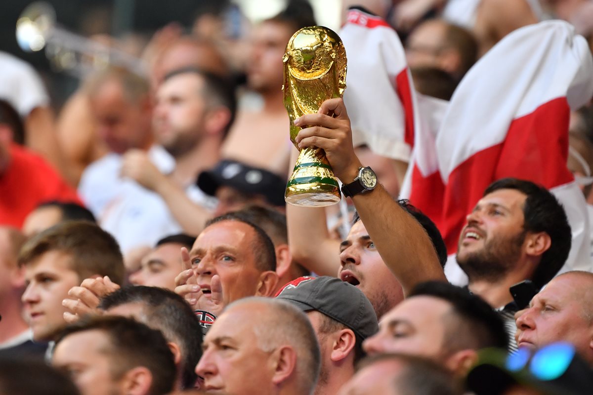 Los aficionados ingleses sueñan con poder levantar la Copa del Mundo. (Foto Prensa Libre: AFP)