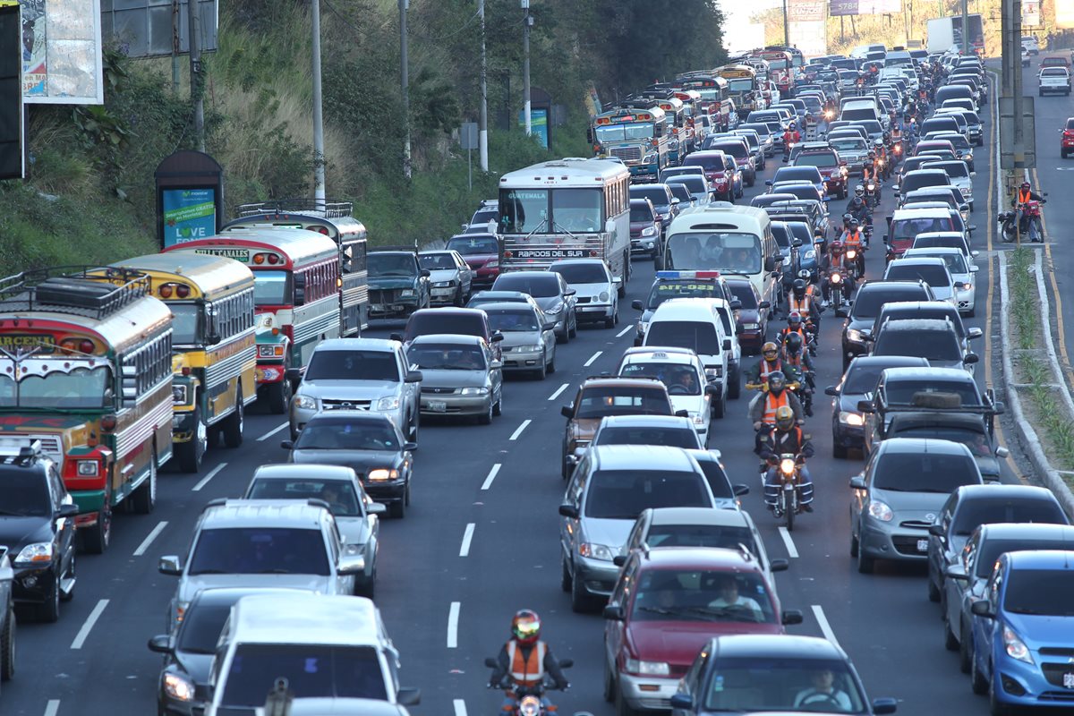 La construcción de las carreteras busca combatir el congestionamiento vial en la ciudad. (Foto Prensa Libre: Hemeroteca PL)