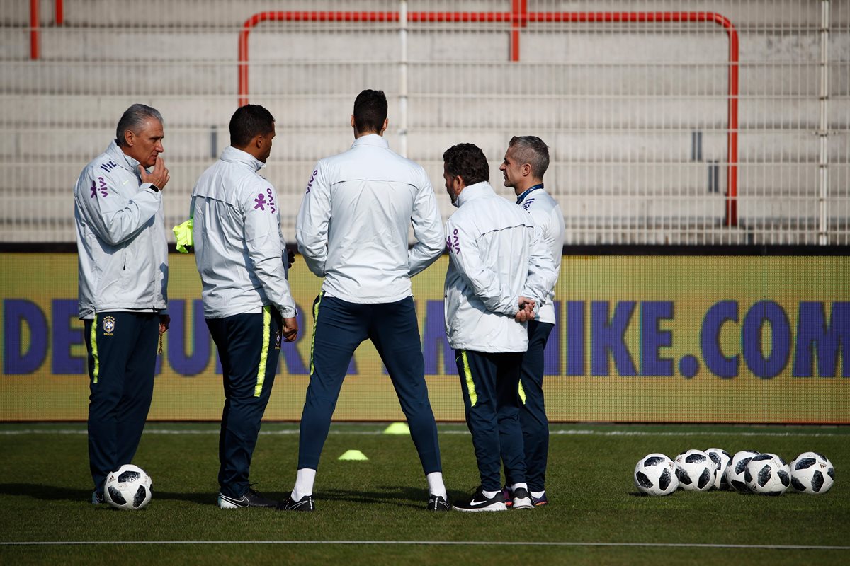 El técnico de Brasil, Tite conversa con sus jugadores previo al último entrenamiento al duelo amistoso frente a Alemania. (Foto Prensa Libre: AFP)