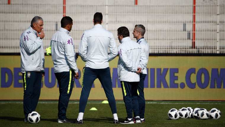 El técnico de Brasil, Tite conversa con sus jugadores previo al último entrenamiento al duelo amistoso frente a Alemania. (Foto Prensa Libre: AFP)