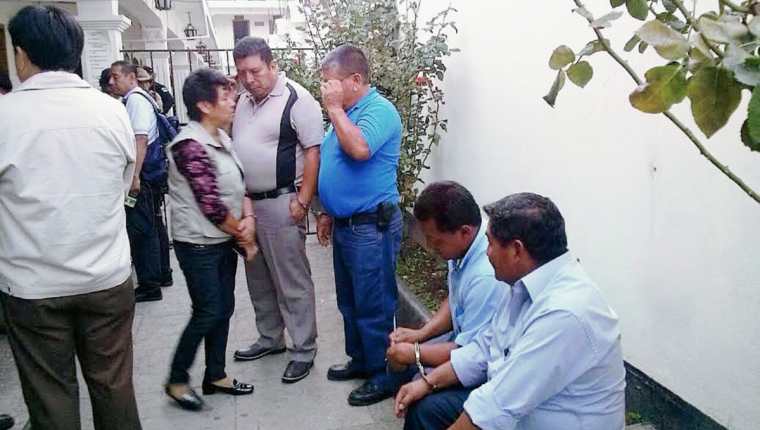 Los cinco  concejales de San Lucas Sacatepéquez que fueron capturados permanecen en el Juzgado de Turno  de Antigua Guatemala. (Foto Prensa Libre: Renato Melgar)