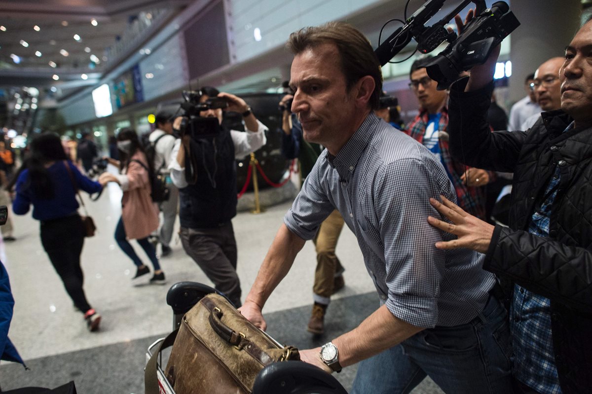 Rupert Wingfield-Hayes, periodista de la BBC abandona Corea del Norte ante la vista de decenas de colegas. (Foto Prensa Libre: AFP).