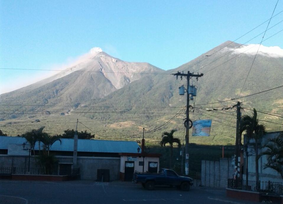 Volcán de Fuego se mantiene en actividad desde la noche del martes último. (Foto Prensa Libre: Conred)