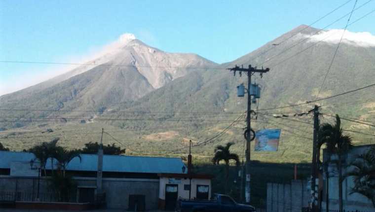Volcán de Fuego se mantiene en actividad desde la noche del martes último. (Foto Prensa Libre: Conred)