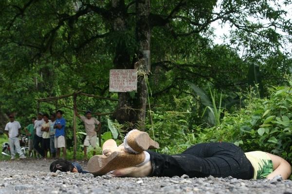 Curiosos observan los cadáveres de las dos mujeres localizados en la aldea Las Escobas, Puerto Barrios. (Foto Prensa Libre: Edwin Perdomo)<br _mce_bogus="1"/>