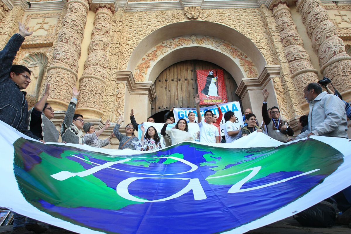 Guatemaltecos se reunieron frente a la iglesia de Santo Domingo en San Cristóbal de las Casas, en una actividad en la que pidieron paz. (Foto Prensa Libre: Esbin García).