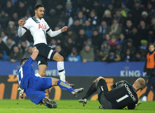 Nacer Chadi, al centro, del Tottenham, busca definir a gol en el partido contra el Leicester. (Foto Prensa Libre: AP)