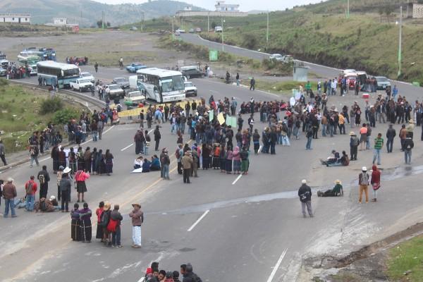 Pobladores bloquean el paso en el km 170 de la ruta Interamericana, en Santa Catarina Ixtahuacán.