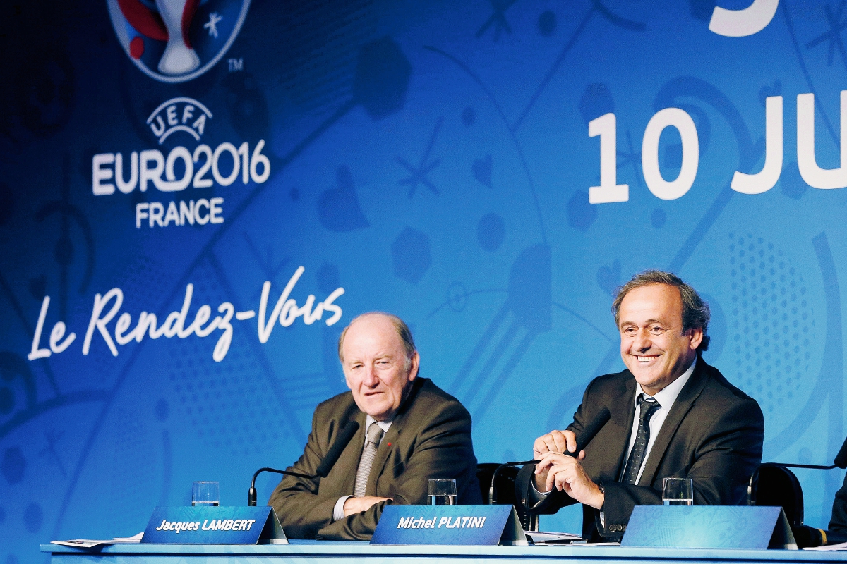 El Presidente de la UEFA, Michel Platini y  el presidente de la organización de la Eurocopa 2016, Jacques Lambert durante la conferencia de prensa de este miércoles. (Foto Prensa Libre: AFP)