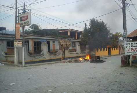 Los pobladores dañaron y prendieron fuego al mobiliario de la subestación policial en Santa Cruz Barillas, en Huehuetenango. (Foto Prensa Libre: SantaCruzBarillas.org)