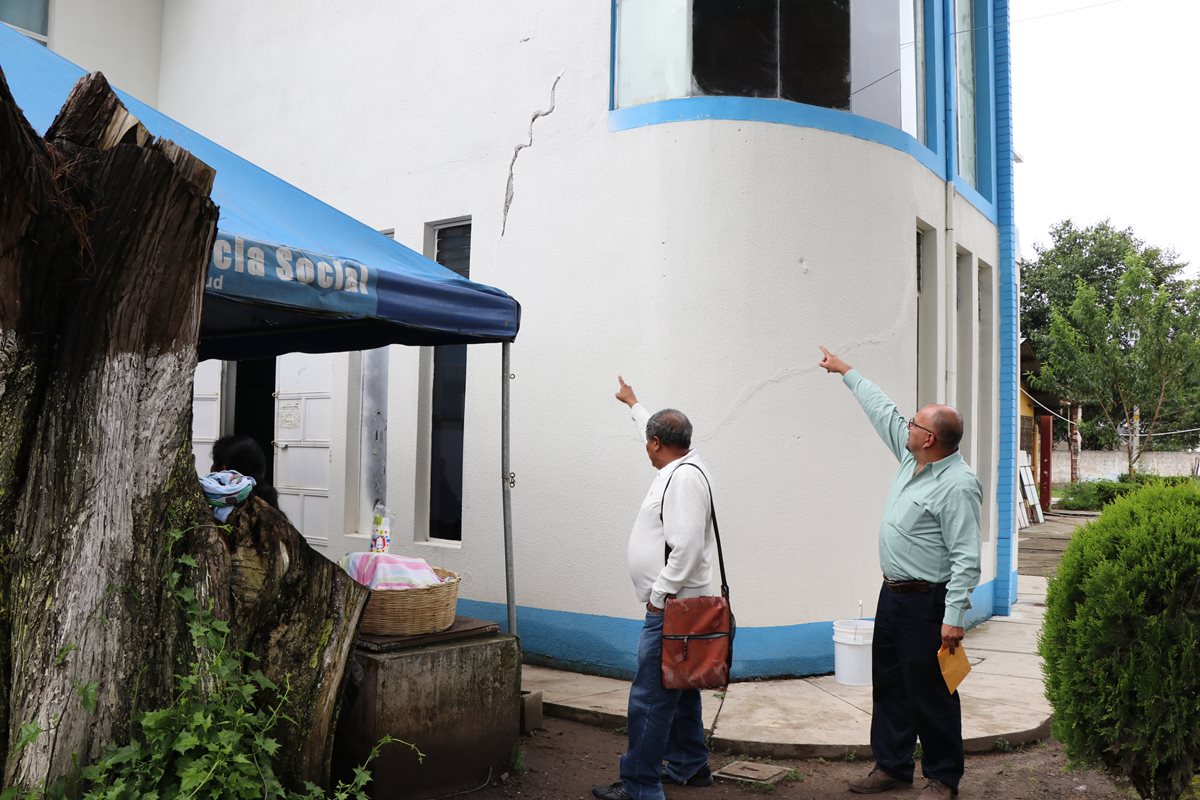 Personal del centro de Salud señala los daños que han dejado los terremotos y sismos. (Foto Prensa Libre: Whitmer Barrera)