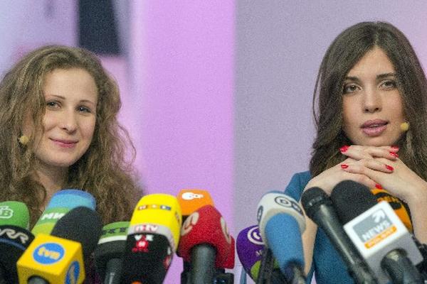 Nadezhda Tolokónnikova y María Aliójina anuncian proyecto que velará por el derecho de los presos. (Foto Prensa Libre: AFP)