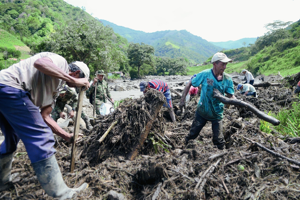 Los residentes buscan sobrevivientes después de la avalancha y en Salgar, en Antioquia,(Foto Prensa Libre:AP