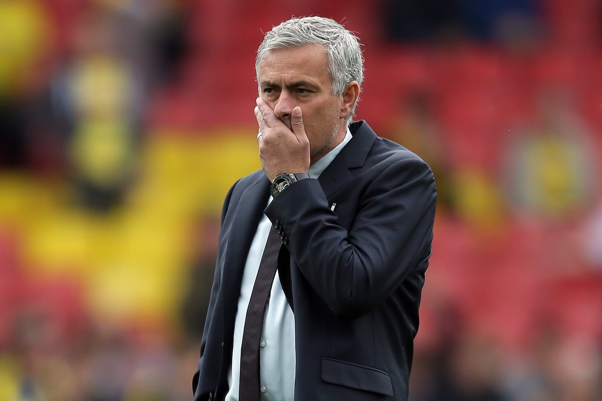 José Mourinho no pasa por su mejor momento como técnico del Mánchester United. (Foto Prensa Libre: AP).