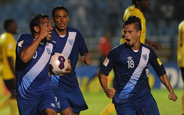 Stefano Cincotta, a la derecha, celebra eufórico el gol anotado por Carlos Ruiz, en el partido de vuelta de la Sele contra Antigua y Barbuda. (Foto Prensa Libre: Hemeroteca PL)