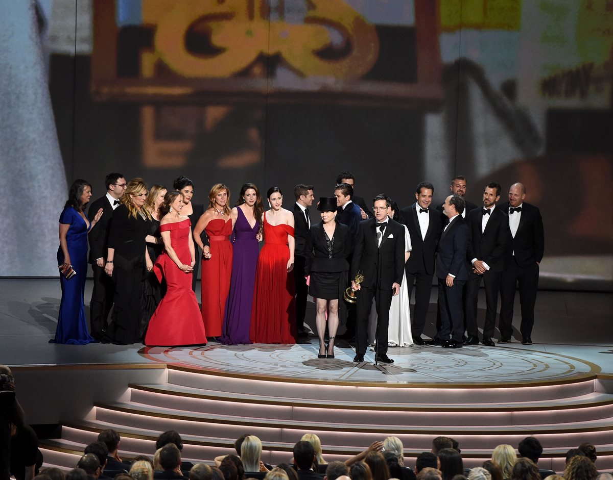 Amy Sherman-Palladino y Daniel Palladino, de The Marvelous Mrs. Maisel, la serie ganadora en los Emmys (Foto Prensa Libre: AFP).