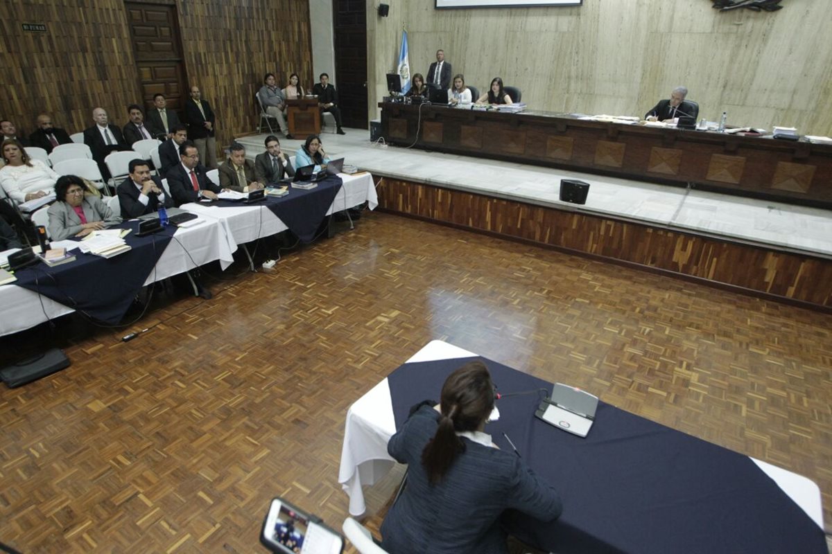 Roxana Baldetti se dirige al juez Miguel Ángel Gálvez, durante la audiencia en la Sala de Vistas de la CSJ. (Foto Prensa Libre: Edwin Bercián)