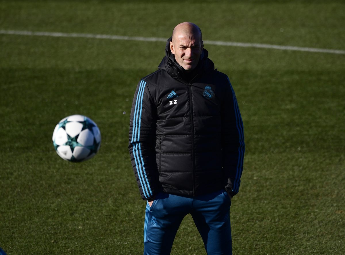El técnico francés, Zinedine Zidane, durante la práctica del Real Madrid, este martes. (Foto Prensa Libre: AFP)